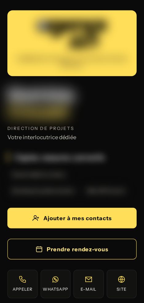 Carte de visite virtuelle sur fond noir avec bandeau et boutons jaunes, informations floutées